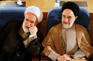 ANGREPET: Mohammad Khatami (til h�yre) og Mehdi Karroubi. Foto: AFP PHOTO/ATTA KENARE/Scanpix