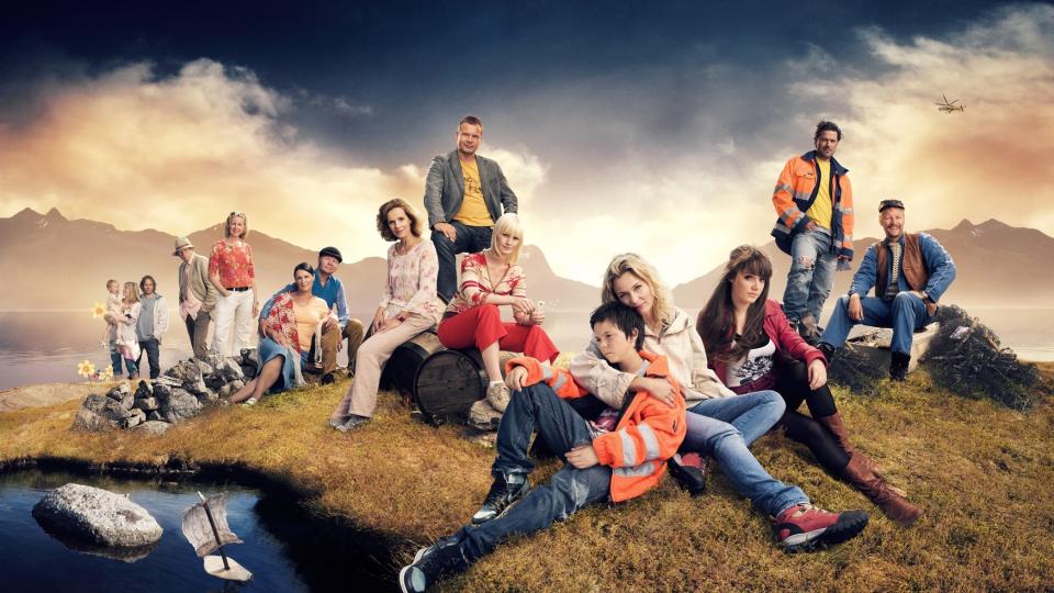 TILBAKE P� NRK: Gjengen fra Ylvingen p� Helgelandskysten i tv-serien �Himmelbl�. I tillegg til de gode, gamle karakterene, kommer det ogs� en rekke nye folk til Ylvingen, b�de bes�kende og nye fastboende. Foto: Fredrik Arff / NRK