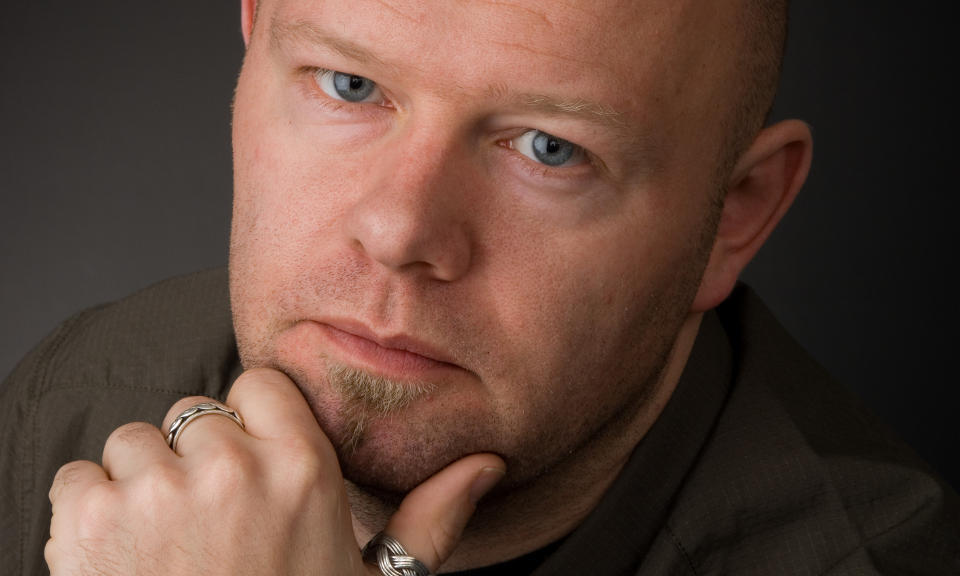 SYNSK?: Forfatter �rjan Karlsson innledet thrilleren �Sharba� med et attentat p� en mulla p� Gr�nland i Oslo, men vraket denne. -To �r etter skjedde det jeg skrev, sier forfatteren &mdash; som n� har lagt novellen ut p� nett. Foto: Juritzen Forlag