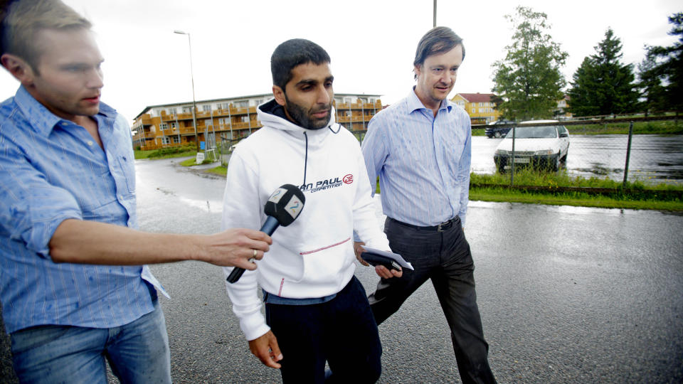 ARFAN BHATTI:  Her fotografert sammen med sin advokat John Christian Elden utenfor Ullersmo fengsel. Foto: Stian Lysberg Solum/SCANPIX