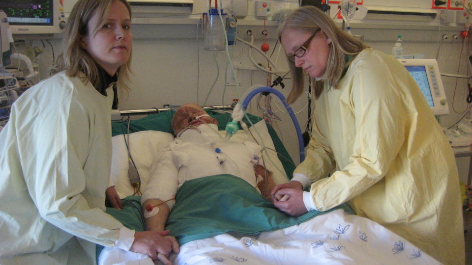 FORBRENT: Her ligger Elly Haugsand (77) sterkt forbrent p� Haukeland universitetssykehus i Bergen. Oslo-kvinnen er omgitt av sine to d�tre, Mona og Wenche Haugsand. FOTO: Privat