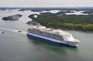 KONGESKIP: Slik s� verdens st�rste passasjerskip, Oasis of the Seas ut  da det ble tatt ut p� f�rste pr�vetur i fjor. N� f�lger s�sterskipet - som bygges mye kjappere enn planlagt. Foto: RCCL