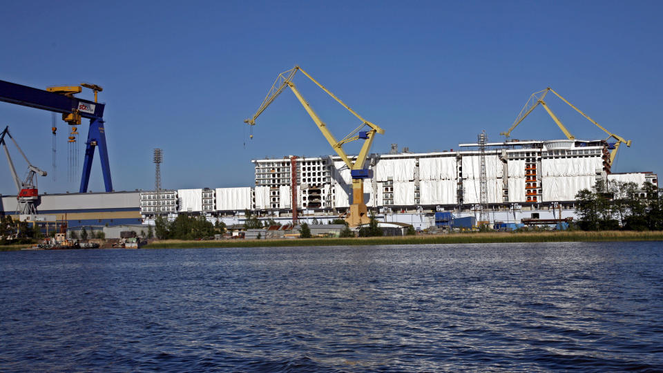REISER SEG: Slik s� �Allure of the Seas� ut da Dagbladet bes�kte det finske verftet i juni i fjor. Seksjon p� seksjon blir satt p� plass i et enormt puslespill n�r verdens st�rste passasjerskip skal bygges. Foto: Eivind Pedersen