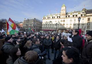 I SOLIDARITET: Den iranske avhopperen Mohammed Reza Heydari holdt en kort appell foran Stortinget i dag for � vise solidaritet med sine landsmenn. Foto: Espen R�st/Dagbladet.