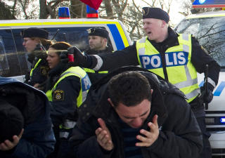 PEPPERSPRAY: Svensk politi m�tte ta i bruk pepperspray for � roe demonstrantene utenfor den iranske ambassaden i Stockholm. Foto: AFP PHOTO/ HENRIK MONTGOMERY/SCANPIX