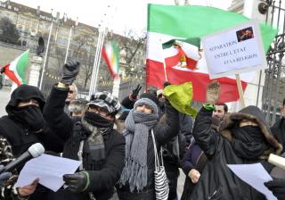 DEMONSTRASJONER I SVEITS: Ogs� i Geneve ble det demonstrert mot det iranske regimet. Foto: EPA/MARTIAL TREZZINI/SCANPIX