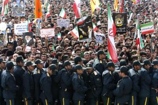 STRAM REGI: Iransk politi i gatene da regimetilhengere feiret nasjonaldagen og h�rte president Mahmoud Ahmadinejad tale p� Frihetsplassen. �D�d over Amerika� ropte folkemassene tilbake. Foto: AP Photo/Vahid Salemi/SCANPIX