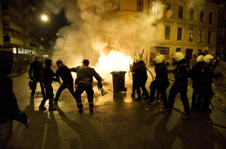 T�REGASS: Politi tok ogs� i bruk t�regass for � spre folkemengden. Foto: �istein Monsen