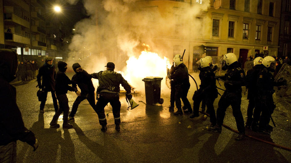 TENTE B�L I GATENE: Demonstrantene markerte sin motstand mot Oslo kommunes utkastelse av husokkupantene i Hausmannsgate 42. Foto: �istein Norum Monsen
