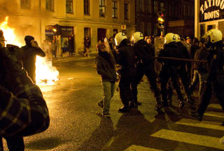 SKJOLD OG HJELM: Politiet utstyrte seg med skjold og hjelm for � beskytte seg mot demonstrantene. Foto: �isten Monsen