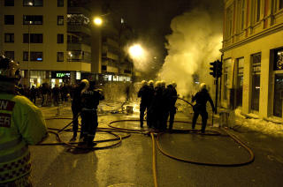 POLITIESKORTE: Brannmannskapet m�tte f� hjelp fra politiet for � f� slukket brannen. Foto: �istein Monsen