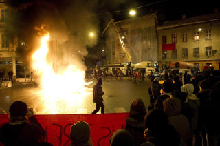 TENTE B�L: Demonstrantene markerte sin motstand mot Oslo kommunes utkastelse av husokkupantene i Hausmannsgate 42. Foto: �istein Norum Monsen