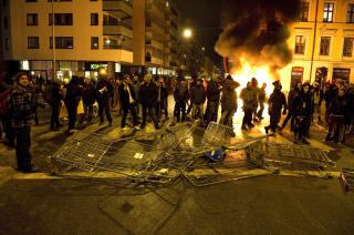 KNUSTE HANDLEVOGNER: Demonstrantene markerte sin motstand mot Oslo kommunes utkastelse av husokkupantene i Hausmannsgate 42. Foto: �istein Norum Monsen