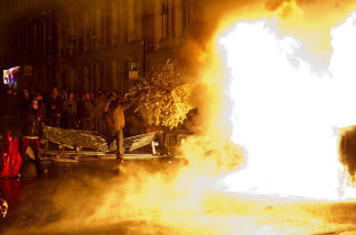STORE FLAMMER: Demonstrantene markerte sin motstand mot Oslo kommunes utkastelse av husokkupantene i Hausmannsgate 42. Foto: �istein Norum Monsen