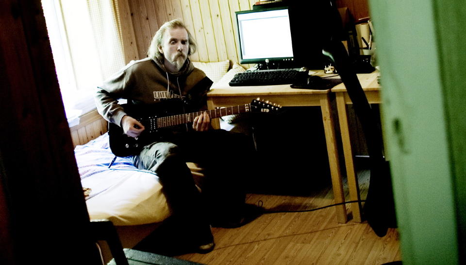 GJ�R COMEBACK SOM PLATEARTIST: Varg Vikernes, her hjemme p� Telemark-g�rden der han har bosatt seg, slipper plata �Belus� 8. mars. Han har nylig sonet ferdig en dom p� 16 �r for blant annet overlagt drap. Foto: Linda N�sfeldt / Dagbladet