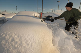 REKORDSTORT SN�FALL: Sn�fall som dette bidrar til at 270 000 statsansatte holder seg hjemme fra kontoret. Foto: AFP Photo/Paul J. Richards/Scanpix