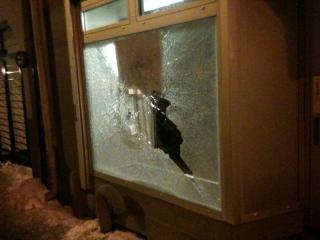 KNUST: Demonstrantene knuste i g�r kveld flere leilighets- og butikkvinduer. MMS-foto: Jonas Sverrisson Rasch