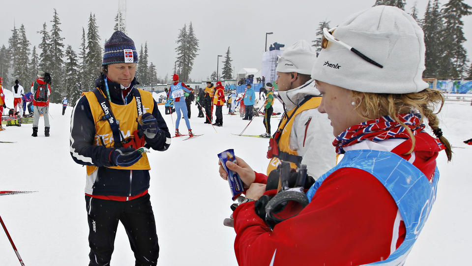FORVIRRING: Norges sportssjef �ge Skinstad (venstre), dametrener Jon Arne Schjetne og Maiken Caspersen Falla forsto lite av de f�rste signalene som kom fra dop-pressekonferansen i Vancouver i g�r.
Foto:ARNT E. FOLVIK