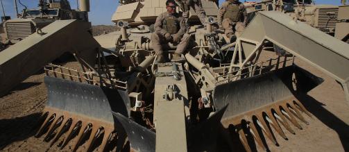 MINERYDDER: Denne spesialstridsvognen skal hjelpe amerikanske infanterisoldater og afghanske styrker i framrykkingen mot Marjah i den s�r�stlige Helmand-provinsen. Foto: AP Photo/David Guttenfelder/SCANPIX