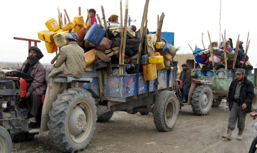 FLYKTER: Sivile flykter n� fra Marjah-omr�det i Helmand i p�vente av den store offensiven. Foto: REUTERS/Abdul Malik Watanyar/SCANPIX