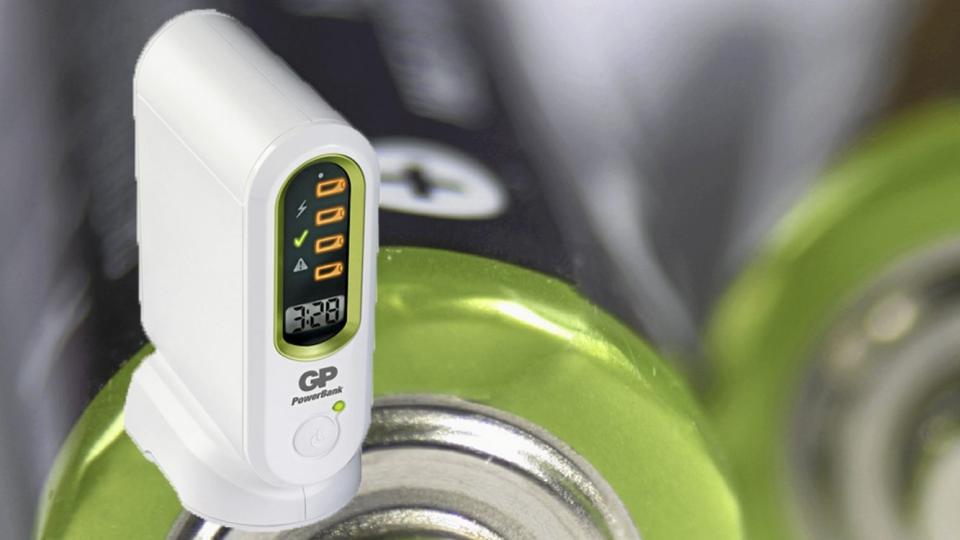 KJAPP: Batteriladeren GP PowerBank v800c lader 4 AAA batterier p� 45 minutter.Foto: HjemmePC