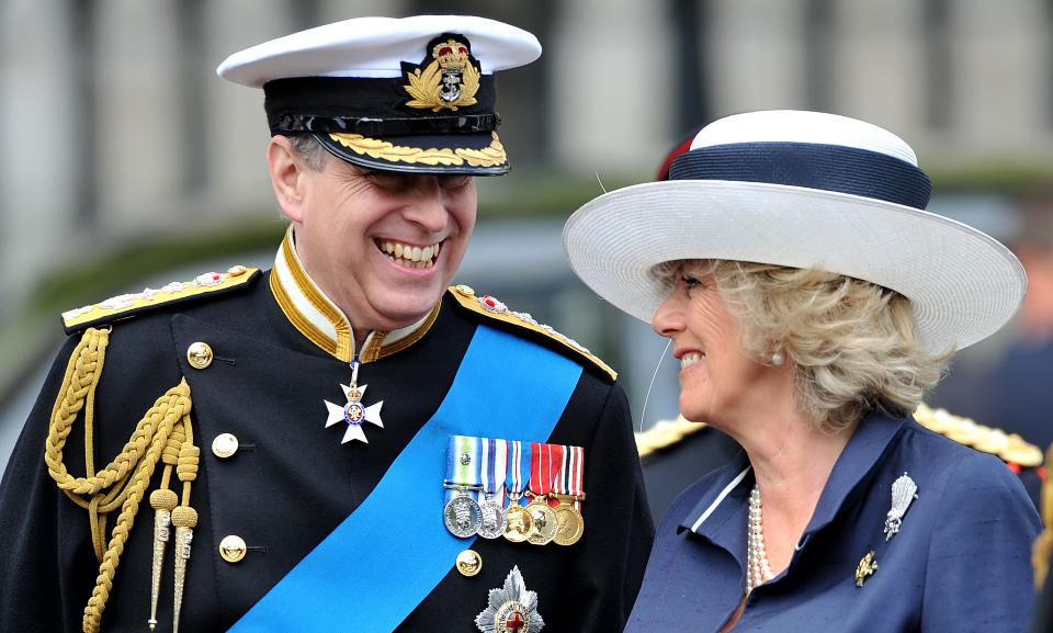 POLITIETTERFORSKNING: Scotland Yark gransker omstendighene rundt en p�kj�rsel utenfor Buckingham Palace, hvor prins Andrew (t.v.) skal ha kj�rt p� en uniformert politimann. Andrew her avbildet med Camilla, Duchess of Cornwall, tidligere kjent som Camilla Parker Bowles. Foto: AFP/SCANPIX