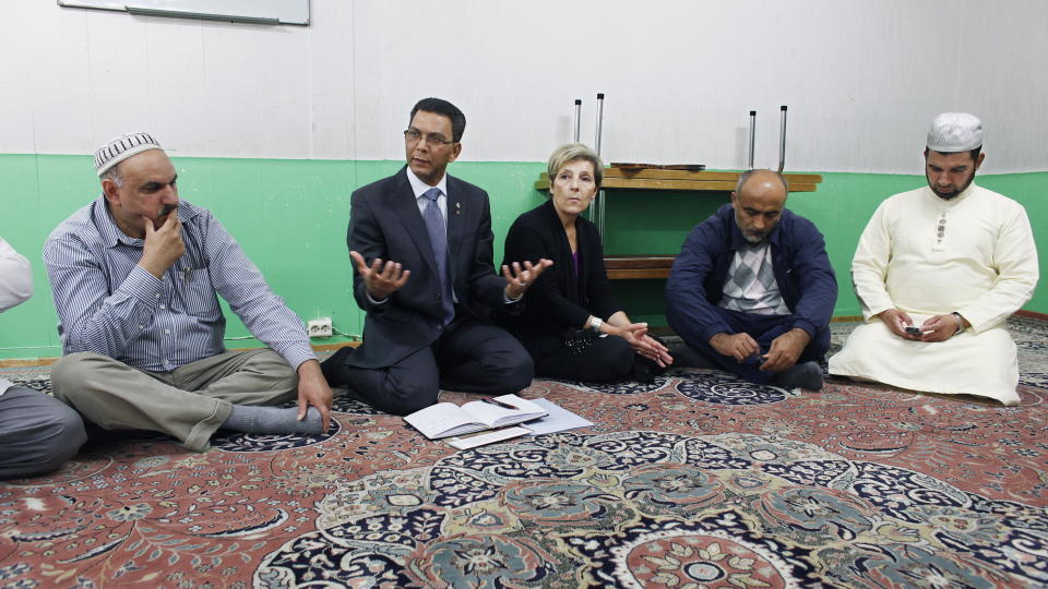 KRENKET: Visepresident Akhtar Chaudhry (nr. 2 f.v.) forklarer hvorfor muslimer blir s� sinte og s�rede over mhuammedtegningene. Bildet er fra et m�te i moskeen p� Fjell i Drammen om koranskoler.  Foto:  Jacques Hvistendahl/Dagbladet