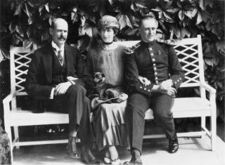OGS� S�SKENBARN: Dronning Maud og kong Haakon. Bildet er tatt p� kronprins Olavs myndighetsdag den 2. juli 1924. 
Foto: A. B. Wilse