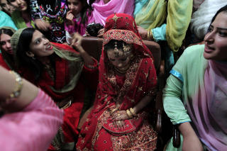 SLEKTSSKAPSEKTESKAP: Vanlig i land som Pakistan. Bildet viser en bryllupsfest i Islamabad i januar i �r. De fleste bryllup i landet er arrangert, og en stor andel gifter seg innad i familien. Foto: AFP/BEHROUZ MEHRI