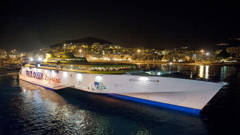 TENERIFE: Ferjene til El Hierro og La Gomera g�r ut fra havna i Los Cristianos p� Tenerife.  Alle foto: John Terje Pedersen