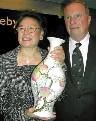 REKORD: Alice Cheng med Qing-vasen som ga prisrekord for Qing-porselen. Foto: Scanpix