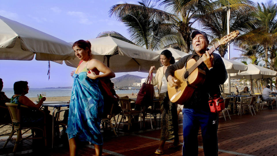 GRAN CANARIA:  I Las Palmas g�r strandpromenaden tvers gjennom byen.   Foto: John Terje Pedersen