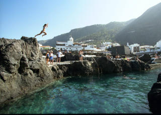TENERIFE:  Havsbadene i Garachico er en  avveksling fra de store strendene i s�r.  Foto: Geir B�lstad