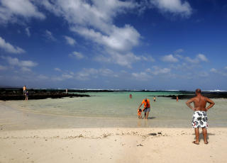 LANZAROTE: Stranden ved fiskerlandsbyen Orzola er k�ret til en av Spanias fineste.   Foto: John Terje Pedersen
