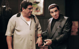 BLE SKUTT: Silvio Dantes videre liv i «Sopranos» er uavklart. Karakteren lå i koma etter å ha blitt skutt da serien sluttet. Foto: HBO BLE SKUTT: Silvio Dantes videre liv i «Sopranos» er uavklart. Karakteren lå i koma etter å ha blitt skutt da serien sluttet. Foto: HBO