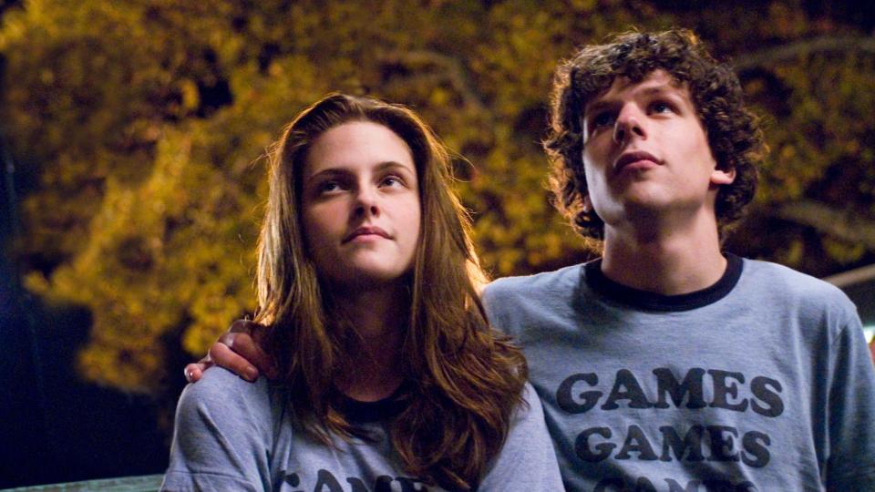 S�t musikk, s�tt tidsbilde, s�t film: Jeg har for lengst sluttet � undre meg over hvilke filmer som kommer rett p� dvd her til lands, men Adventureland med Jessie Eisenberg og Kristen Stewart er absolutt en som burde v�rt vist p� kino.