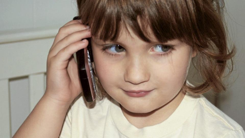 DYR DINGS: Selv med beskjeden bruk, kommer barnas mobilregning fort opp i fire-fem tusenlapper i �ret, hvis du ikke er bevisst p� valg av abonnement eller kontantkort. Foto: naturalmom p� Flickr.com. Noen rettigheter reservert.
