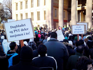 HOLDT APPELL: Det ble holdt appell p� Universitetsplassen. Foto: Torbj�rn Gr�nning/Dagbladet
