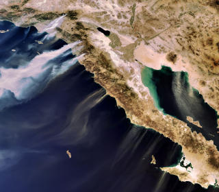 BRANN: Dette Envisat-bildet viser r�yk fra skogbranner som herjet S�r-California i 2007. Foto: AP Photo/ESA/SCANPIX