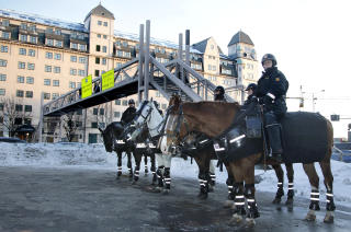 STANSET: Lenge s� det ut til at demonstrantene var p� vei til Dagbladets lokaler, der politiet hadde tatt oppstilling. Arrang�rene forhindret selv at dette skjedde. Foto: Hans Arne Vedlog/Dagbladet
