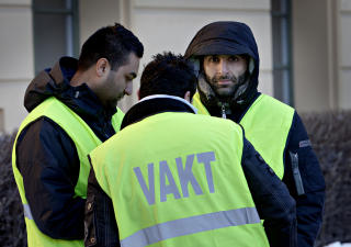 VAR VAKT: Arfan Bhatti var til stede som vakt under demonstrasjonen. Foto: Lars Eivind Bones