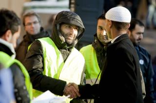 HILSTE: Bhatti hilste p� kjente, men ville ikke la seg intervjue av Dagbladet i dag. Foto: Espen R�st
