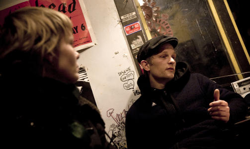 LOVER INGENTING: Fr�ya og Nicolai som bor i hausmannsgate 40 utelukker ikke oppt�yer i kveld heller. Foto: Jon Lundell