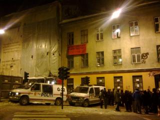 SAMLES UTE: I overkant av 50 sympatis�rer for de som m�tte forlate Hausmannsgate 42 i g�r har samlet seg utenfor bygget i kveld. Foto: Espen R�st