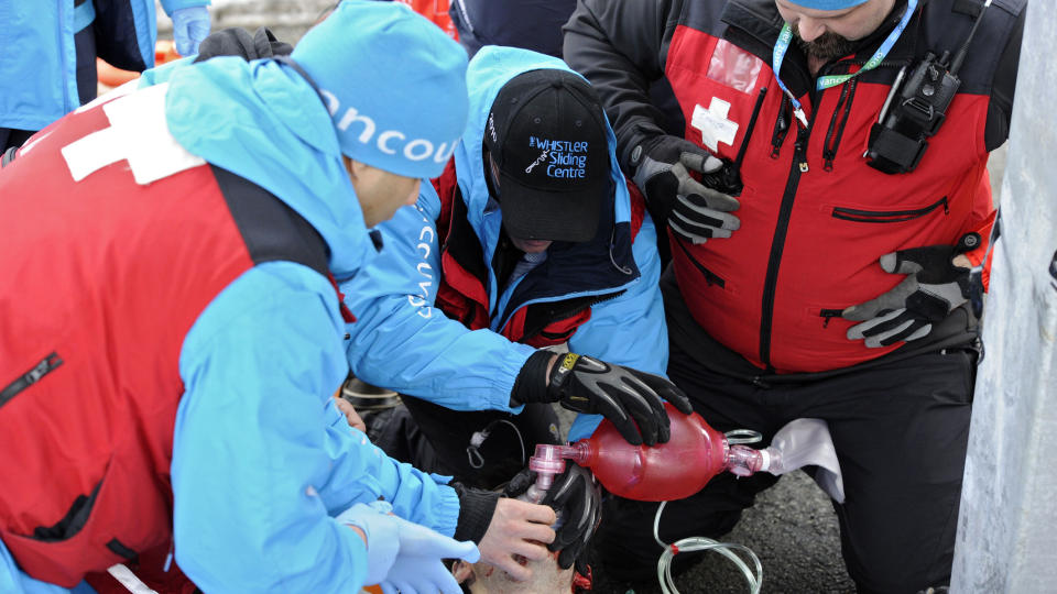 FIKK UMIDDELBAR LIVREDNING: Nodar Kumaritashvili  fikk umiddelbart livreddende f�rstehjelp da han ble kastet ut av banen i OL-anlegget i Whistler, men georgierens liv sto ikke til � redde. Foto: SCANPIX/AFP PHOTO/Peter PARKS