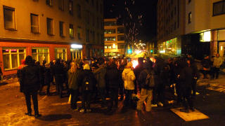 POLITIET GRIPER IKKE INN: Politiet anser ikke brann i t�nne som videre brannfarlig og har forle�pig ikke valgt � gripe inn. Foto: Kristoffer Egeberg