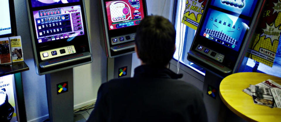 BRUKTE FLERE TIMER HVER DAG I BINGOHALLEN: Mannen fra �stlandet har v�rt avhengig av gevinstautomater i flere �r f�r han i fjor h�st greide � kutte ut den destruktive uvanen.  Bingoautomatene forsvinner fra 1. april og skal erstattes av Multix maskiner fra Norsk Tipping (avbildet). Foto: NINA HANSEN/DAGBLADET