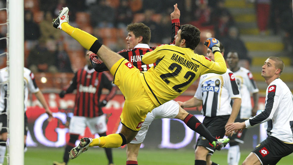 TOM�LSSCORER: Klaas-Jan Huntelaar scoret to ganger p� Udinese-keeper Samir Handanovic i Milans 3-2 seier p� hjemmebane.Foto: SCANPIX/REUTERS/Paolo Bona