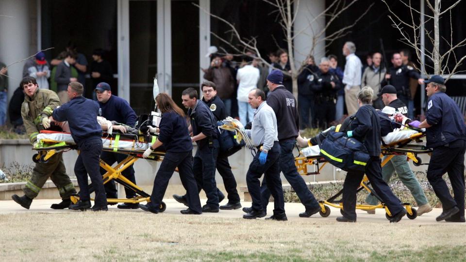  NY SKOLEMASSAKER:  Tre l�rere er d�de og tre hardt skadd etter at en kvinnelig kollega begynte � skyte p� et m�terom p� University of Alabama fredag. Medisinsk personell kom raskt til stedet. FOTO: THE HUNTSVILLE TIMES/AP/SCANPIX.