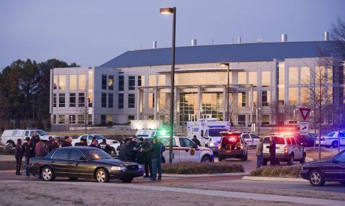  IKKE FORNYET:  Skytingen skjedde i dette universitetsbygget i Huntsville, Aalabama da den kvinnelige l�reren fikk vite at hennes �rem�lstilling ikke ble fornyet. FOTO: THE HUNTSVILLE TIMES/AP/SCANPIX.